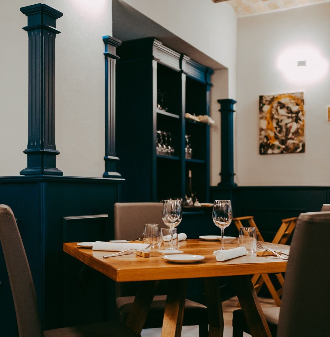 Home – Storia (sala con tavolo)
